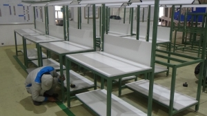 Bàn thao tác khung thép mặt gỗ